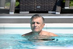 Adam Nawałka relaksuje się na basenie. Czas na odpoczynek musi się znaleźć
