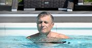 Adam Nawałka relaksuje się na basenie. Czas na odpoczynek musi się znaleźć