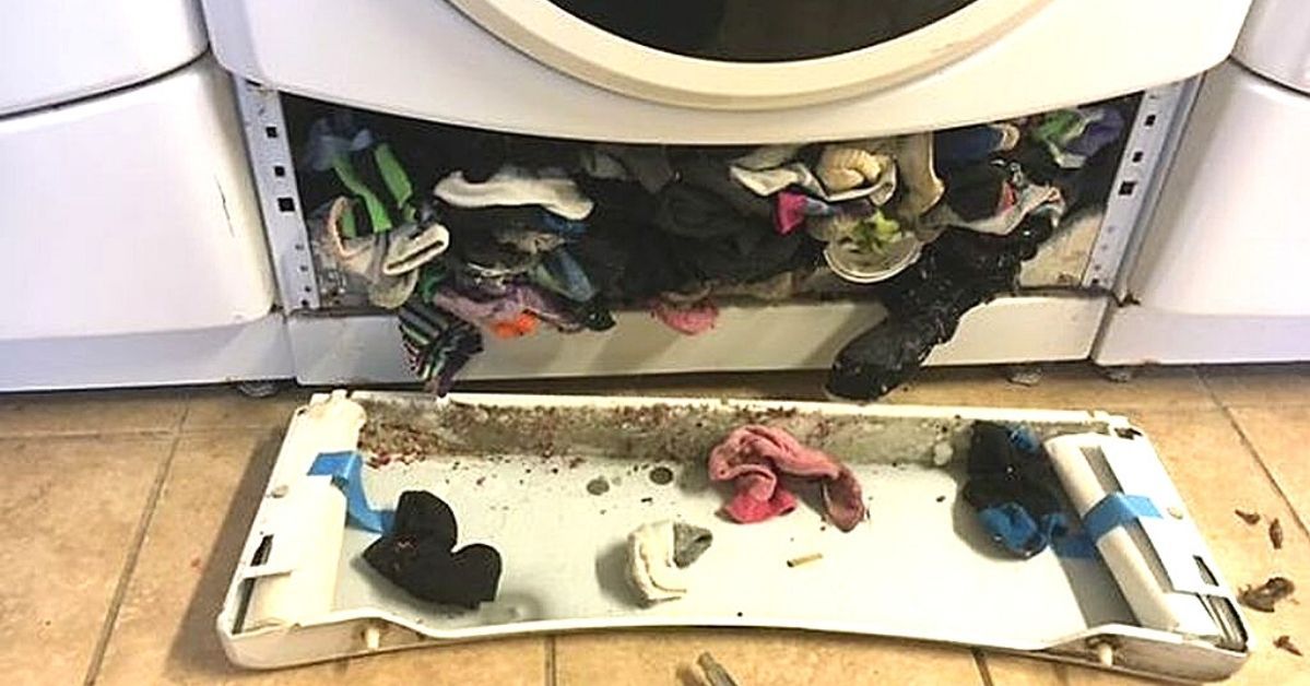 Tajemnica znikających skarpet rozwiązana! Pewna mama odkryła mroczny sekret pralki