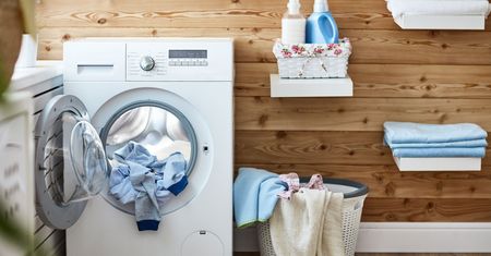 Jak skutecznie wyczyścić pralkę? Oto domowe sposoby, które pomogą usunąć zanieczyszczenia