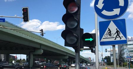 Kierowcy masowo nie zatrzymują się na zielonej strzałce. Mandaty mogą sypać się tysiącami