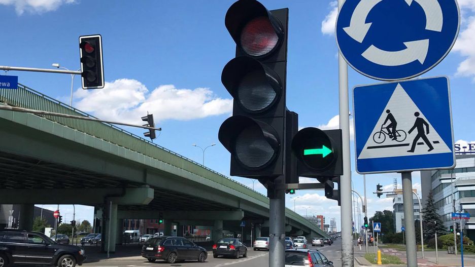 Zielona strzałka na skrzyżowaniu