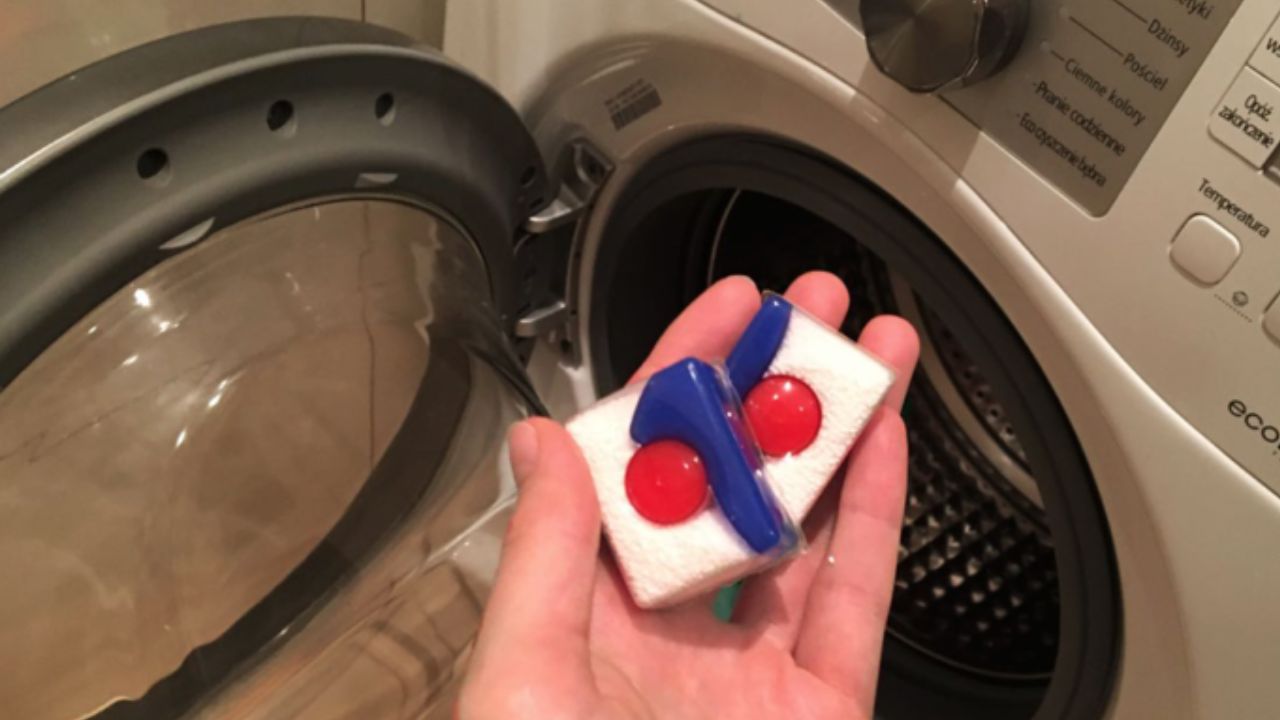 2 tabletki od zmywarki wrzuć do pralki. Ten patent robi szał i działa za każdym razem