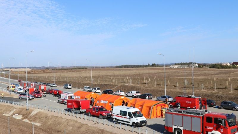 Ćwiczenia strażaków na nowej obwodnicy Suwałk.