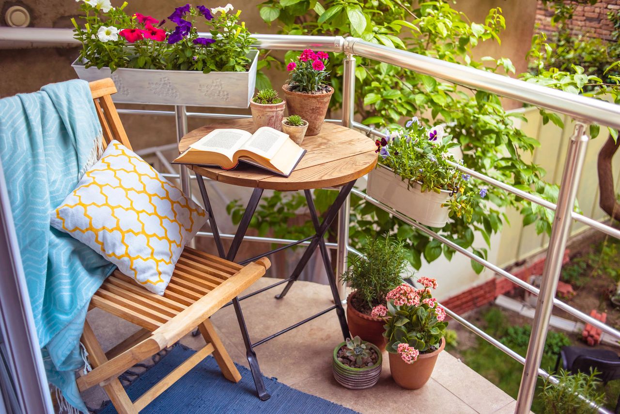 Stylowe dodatki na balkon. Zmieszczą się nawet na małym metrażu
