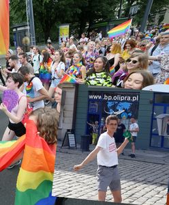 Łukasz, aktywista LGBT+, podbija sieć. W Świdnicy zatańczył w rytm obelg