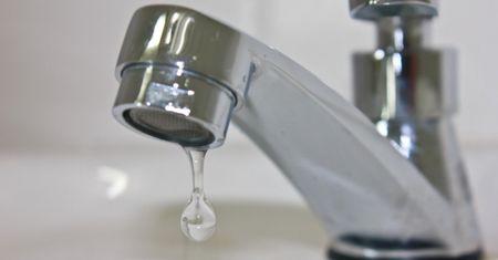 Marnowanie wody może kosztować tysiące złotych rocznie