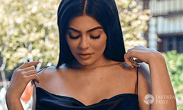 Tymi sugestywnymi fotkami Kylie Jenner potwierdziła swoją ciążę?! Pod jej koszulą kryje się już spory brzuszek