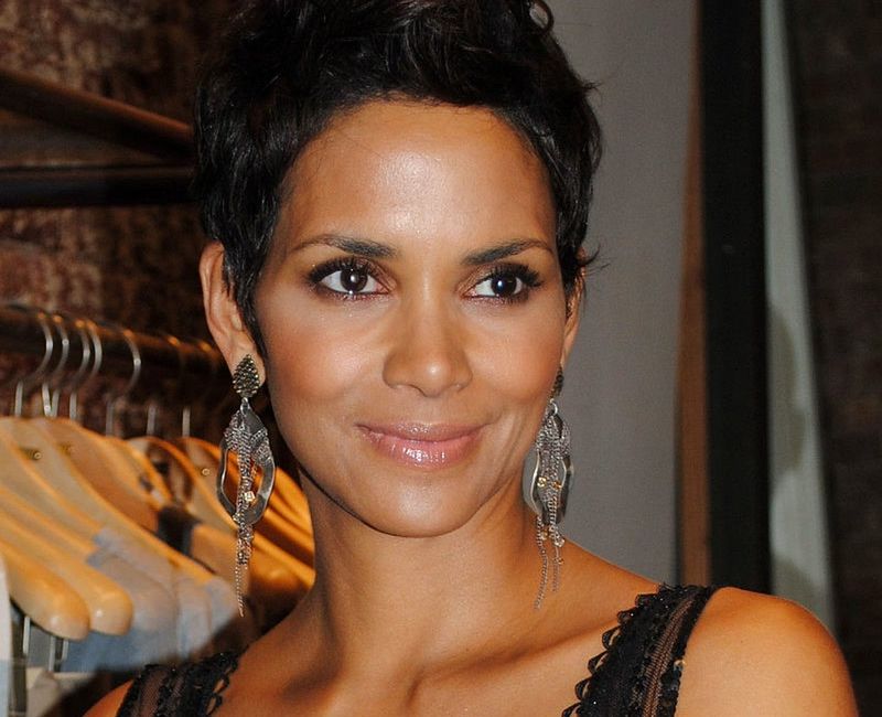 Halle Berry jest nie do poznania. Gwiazda zaskoczyła wyglądem i stylizacjami!