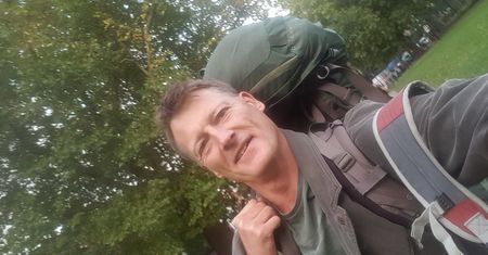 Znany podróżnik wyruszył z wizytą do plemienia łowców głów. Ślad po nim się urwał