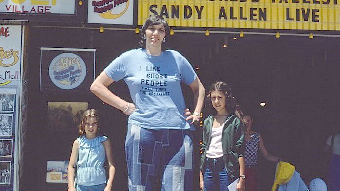 "Lubię niskich ludzi. Zjadłam 3 na śniadanie" - napis na koszulce Sandy potwierdzał jej poczucie humoru