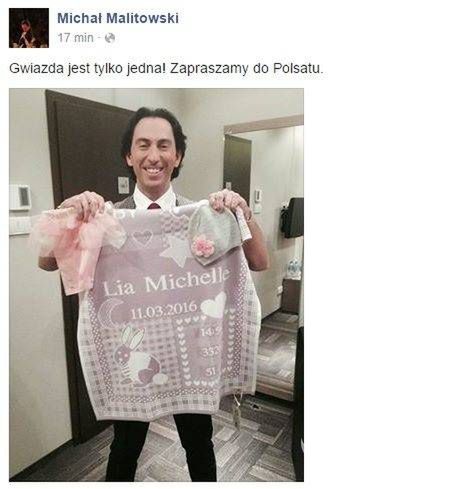 Michał Malitowski pokazuje prezent dla córki