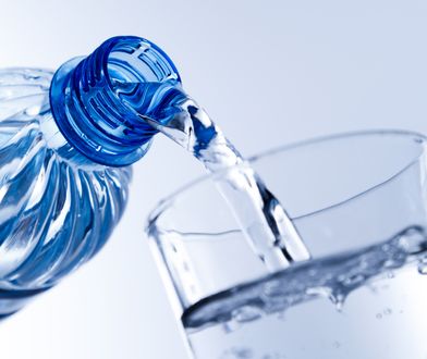 Która woda butelkowana jest najlepsza? Polskie uczelnie zrobiły badania