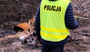 Nielegalne składowisko pod Wołominem. 56 beczek, 1000 pojemników i leki