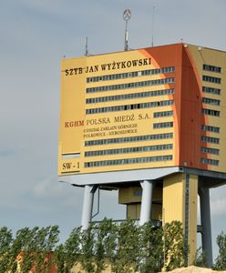 Wypadek w kopalni. Górnik jest wydobywany na powierzchnię