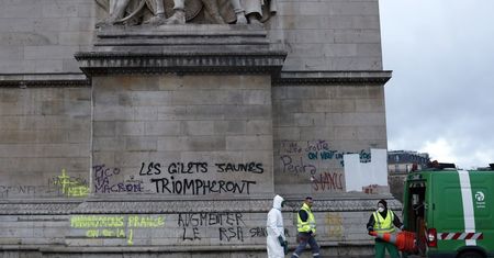 Zamieszki w Paryżu. Zniszczono Łuk Triumfalny
