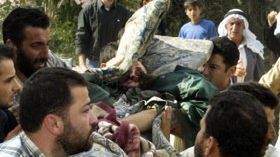 Palestyńczycy niosą ciało bojownika