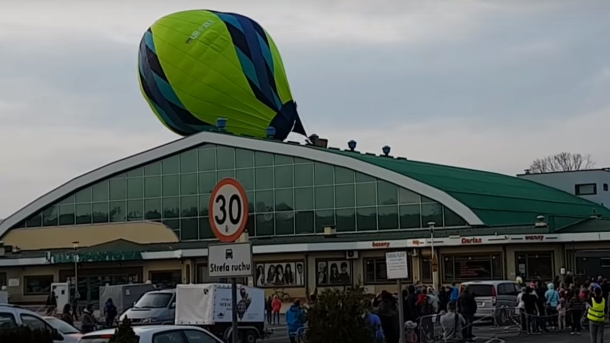 Balon uderzył w dach hali sportowej w Krośnie. Chwile grozy podczas zawodów baloniarzy