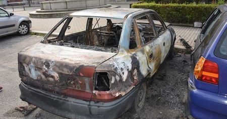 Spalony samochód pod dworcem. Sprawcą były chłopak właścicielki