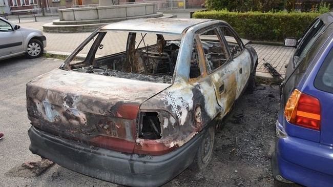 Spalony opel astra w Chojnowie