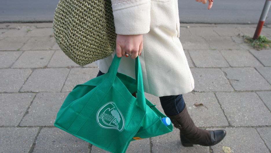 Materiałowe torby wielokrotnego użytku są świetną alternatywą dla foliówek. Pod warunkiem, że regularnie są regularnie prane