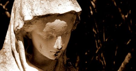 Wandale rzucili figurką Matki Boskiej w remizę. Nagrały ich kamery