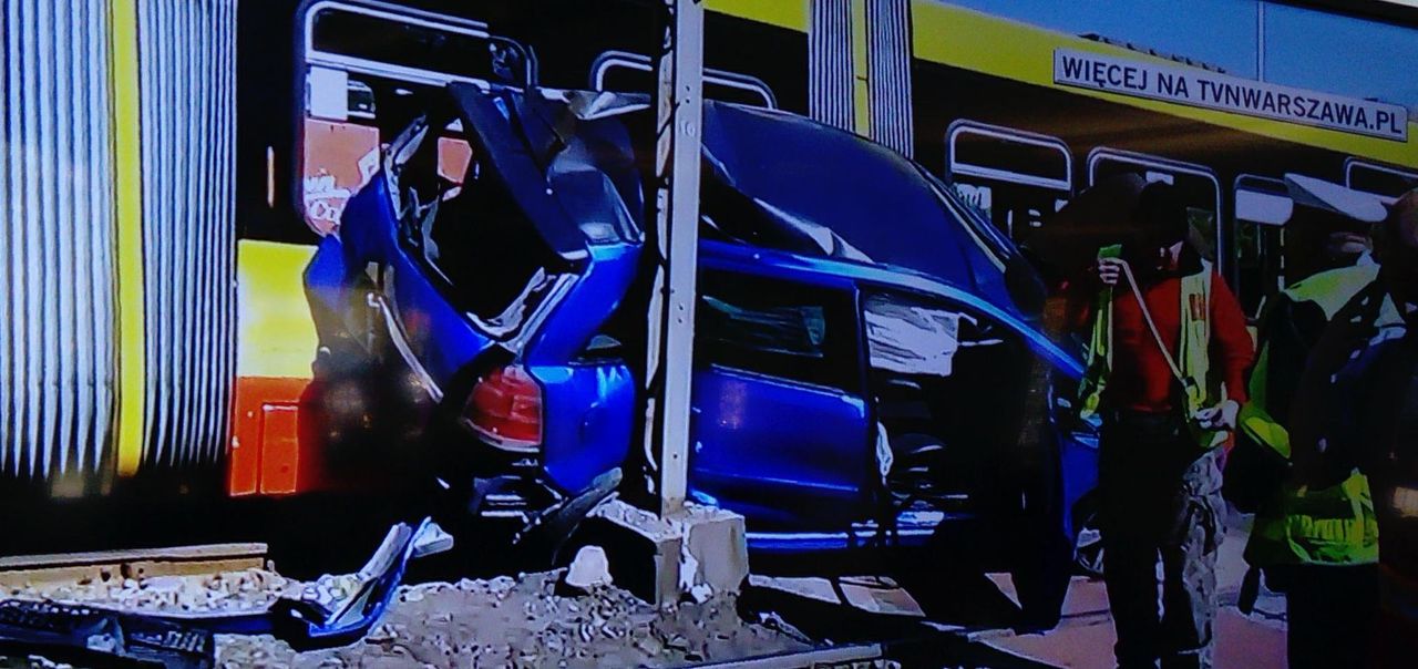 Auto zaklinowane między tramwajem a słupem. W środku dziecko i kobieta w ciąży