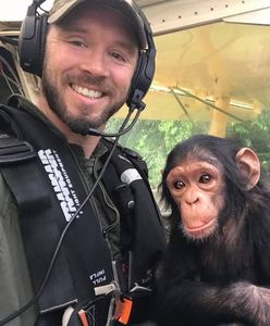 Uratował małego szympansa z rąk kłusowników. Zwierzę razem z nim pilotowało samolot