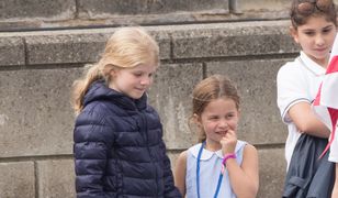 Księżniczka Charlotte na regatach pokazuje język