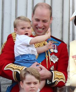 Najmłodsze dziecko Kate i Williama spacerowało z nianią po londyńskim muzeum. To już duży chłopak