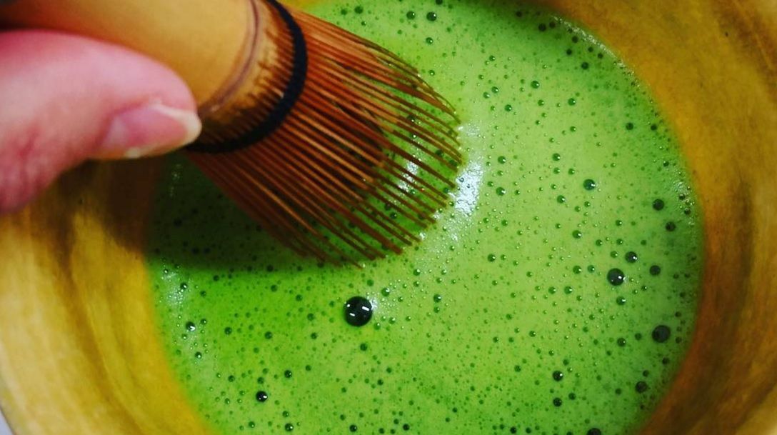 Zielona herbata na sterydach. Tak działa matcha