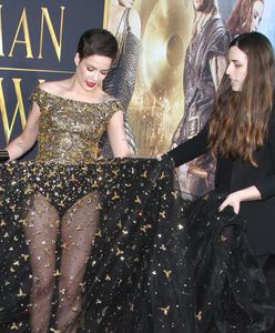 Halsey pokazała majtki na eleganckiej premierze. Modnie?