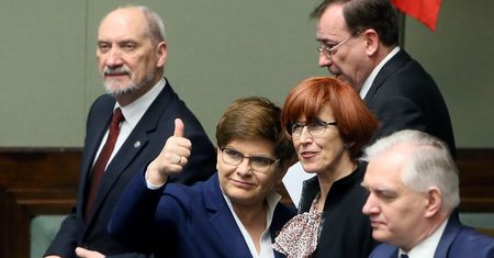 Rząd ma się bardzo dobrze. Premier Beata Szydło jeszcze lepiej