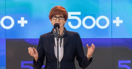 Elżbieta Rafalska broni programu 500+. "Atakom nie ma końca"