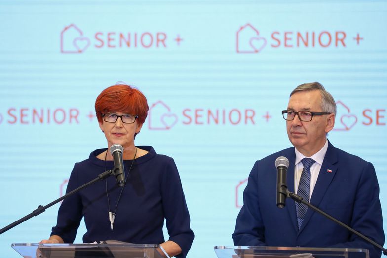 Emerytury 2019. Na zdj. minister rodziny, pracy i polityki społecznej Elżbieta Rafalska (L) i sekretarz stanu w MRPiPS Stanisław Szwed