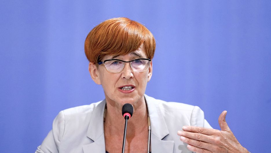 Dużo już zrobiliśmy i budujemy zaufanie do siebie - twierdzi Elżbieta Rafalska. Co z innymi obietnicami wyborczymi? Na razie nie wiadomo.
