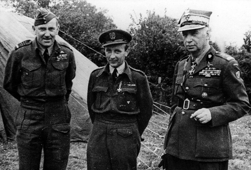 Dekoracja kpt. Stanisława Skalskiego Krzyżem Orderu Virtuti Militari IV klasy przez gen. Kazimierza Sosnkowskiego, 1943 r. 