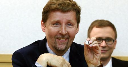 Za krytykę J. Kaczyńskiego wyleciał z delegacji PiS. Teraz napisze o partii habilitację