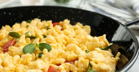 Jajecznica w góralskim stylu. Zawiera pyszny i bardzo charakterystyczny składnik