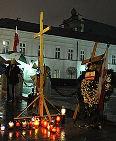 Krzyże przed pałacem