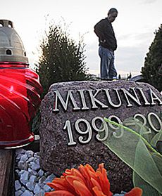 Palą znicze na grobach czworonogów