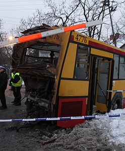 Pociąg uderzył w autobus komunikacji miejskiej