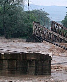 Woda zerwała most kolejowy