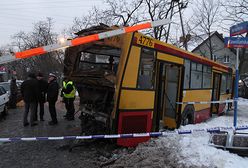 Pociąg uderzył w autobus komunikacji miejskiej