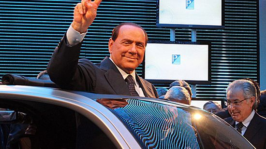 Silvio Berlusconi podczas wizyty na targach motoryzacyjnych w Mediolanie