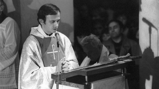 Jerzy Popiełuszko odprawia mszę świętą w intencji ojczyzny