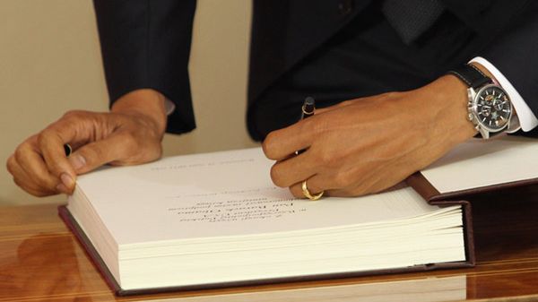 Barack Obama jest leworęczny