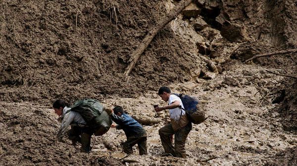 Ratownicy podkreślają,że właściwie nie ma szans na wydostanie spod ziemi żywych ludzi, trwają jednak poszukiwania