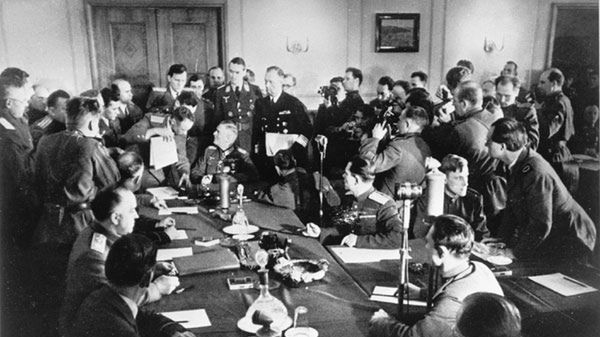 Feldmarszałek Wilhelm Keitel (u szczytu stołu) podpisał akt bezwarunkowej kapitulacji Niemiec