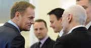 Tusk: albo podwyższenie wieku, albo wyższy VAT